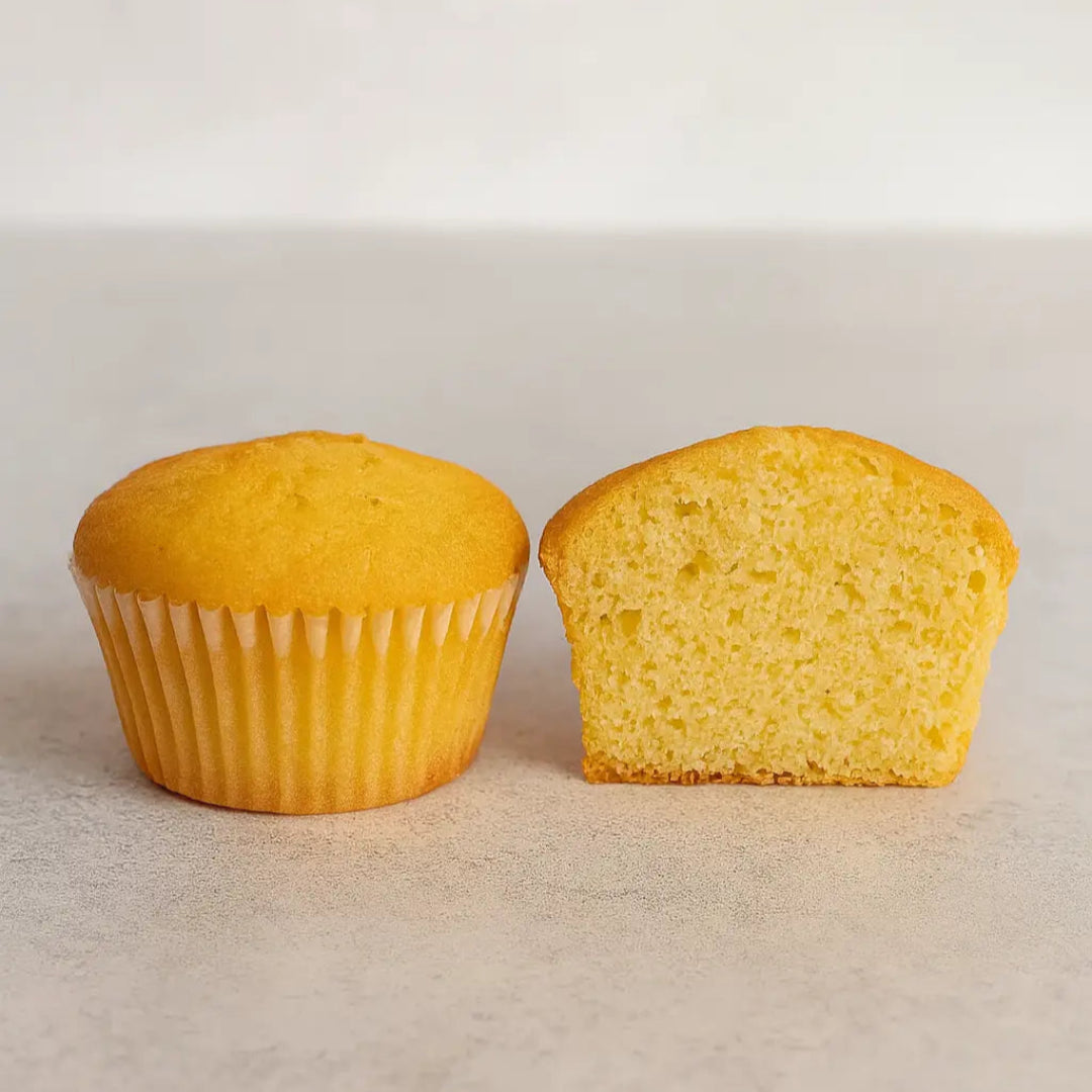 Dos Muffin Keto de limón sin gluten y sin azúcar, elaborado con harina de almendras y endulzado con alulosa 100%