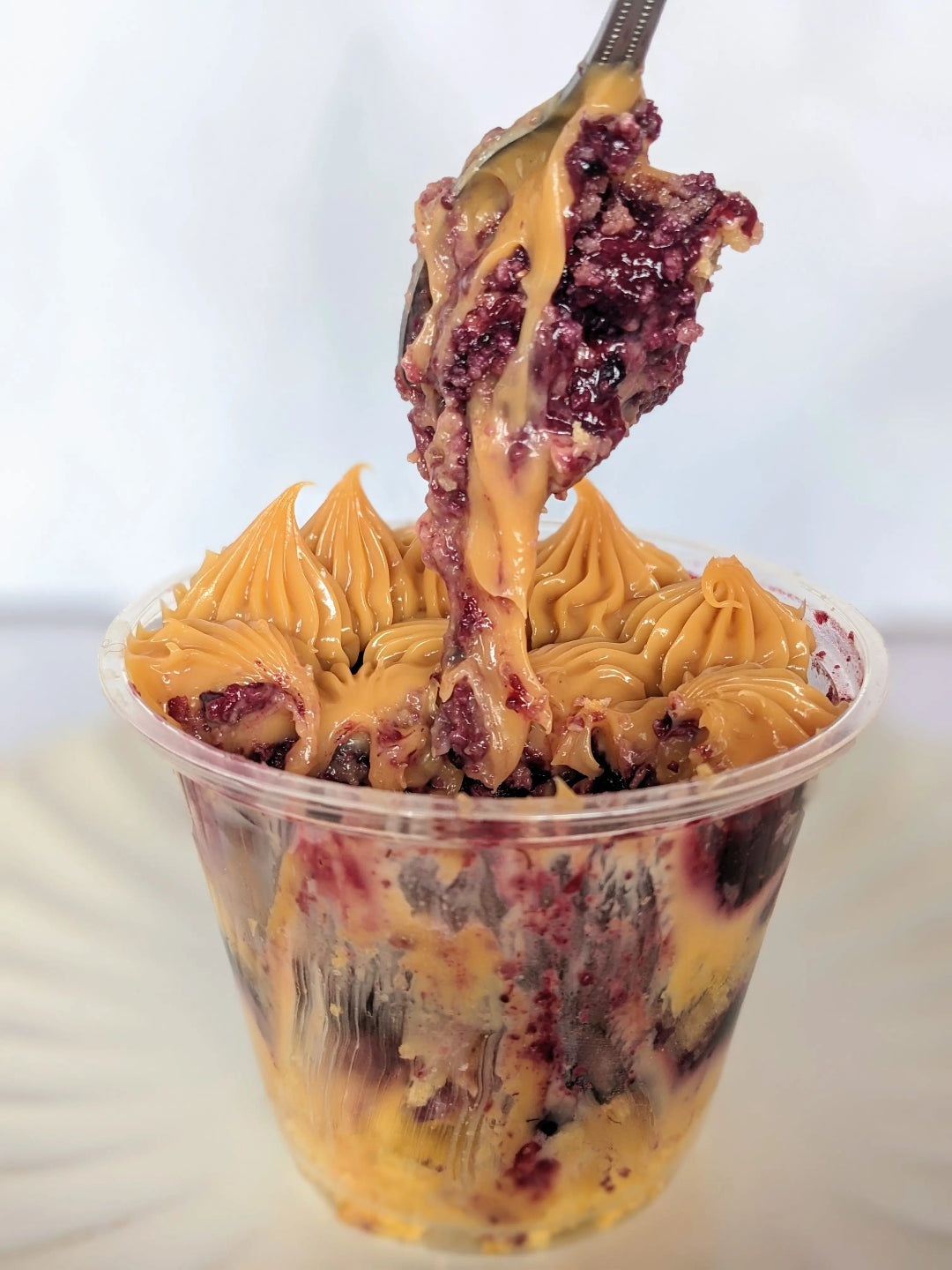 Torta Manjar Berries Keto en vaso, sin gluten, sin azúcar y baja en carbohidratos, humedo bizcocho con cremoso manjar y mermelada.