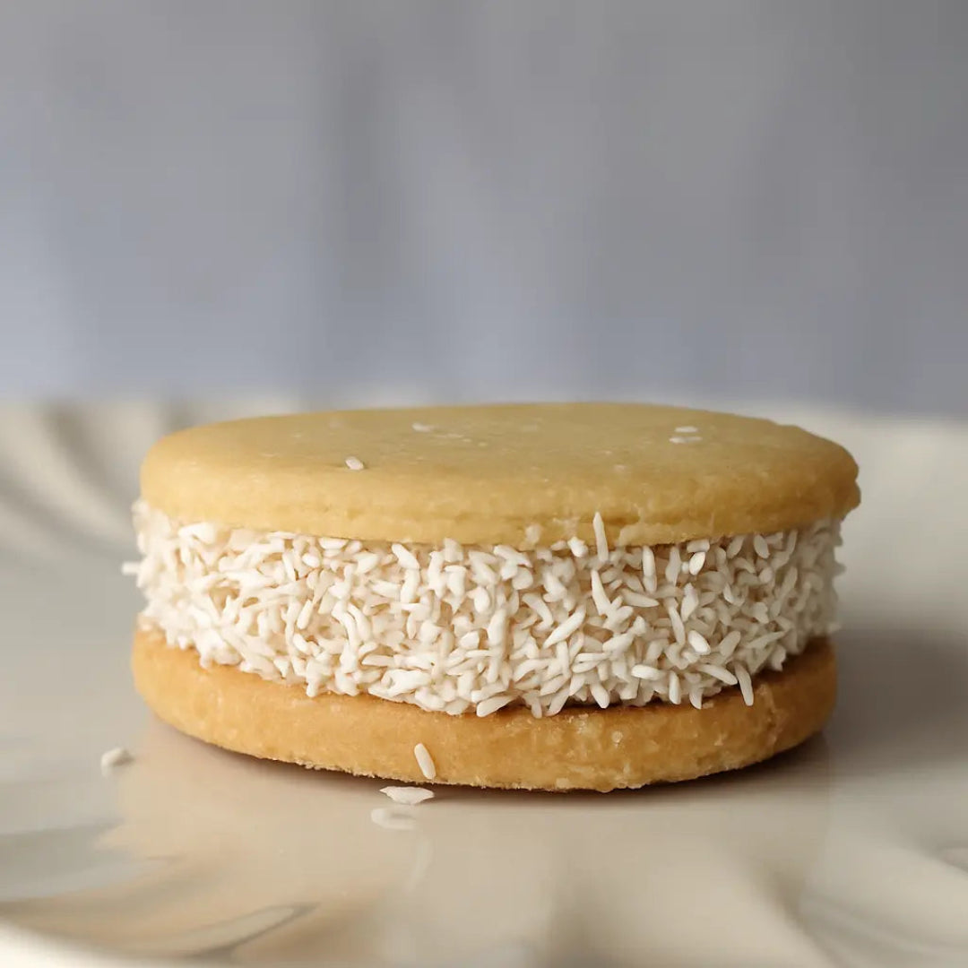 delicioso alfajor tipo chilenito con manjar keto y coco rallado version saludable