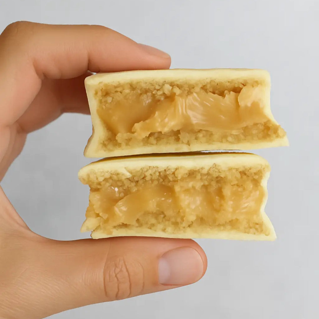 alfajor keto de manjar cubierto de chocolate blanco libre de azucar