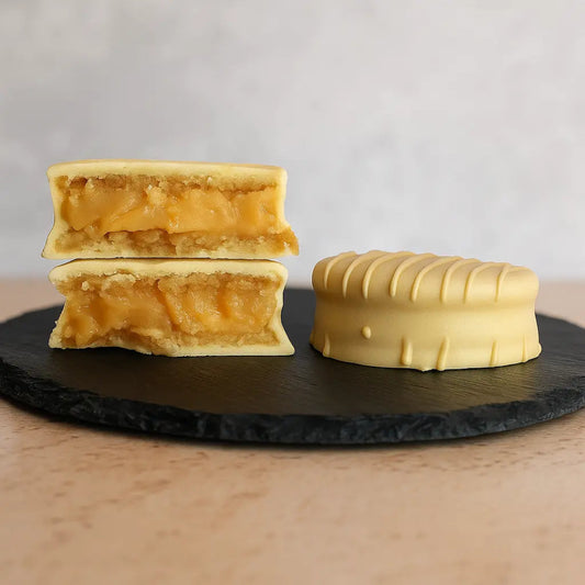 alfajor keto de manjar cubierto de chocolate blanco libre de azucar