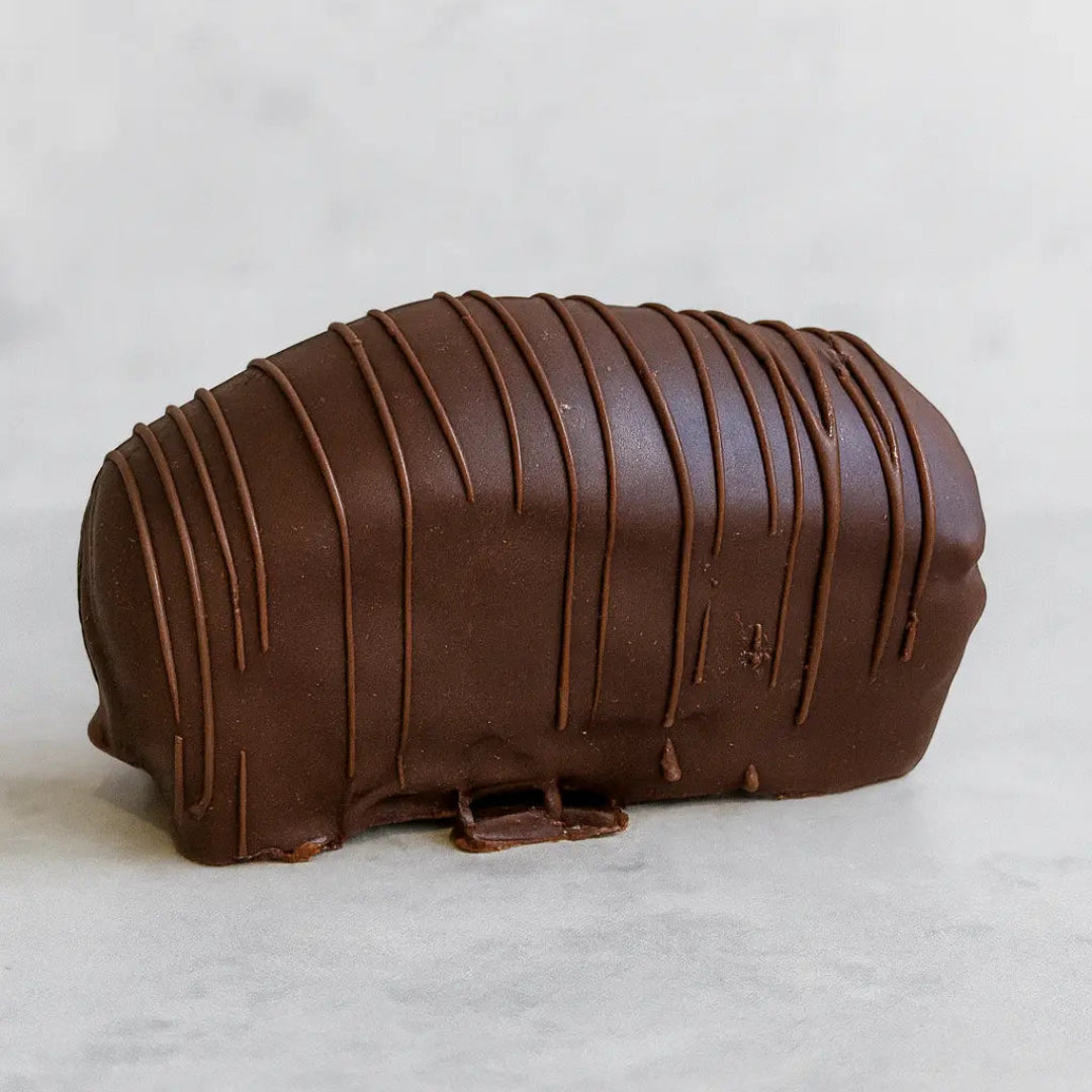 Bizcocho keto de almendra con relleno de manjar keto, bajo en carbohidratos.