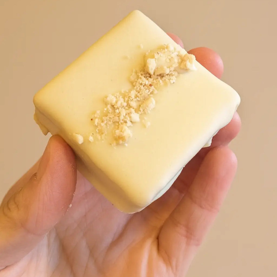 Bon o Bom Keto relleno de cremosa mezcla de mantequilla de maní, sin gluten y sin azúcar bajo en carbos 