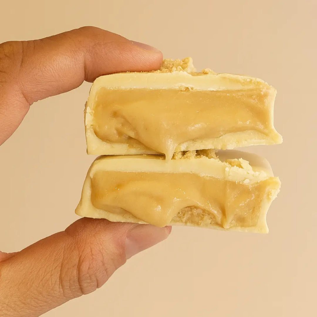 Bono Bom Keto relleno de una cremosa mezcla de mantequilla de maní natural, sin gluten y sin azúcar.