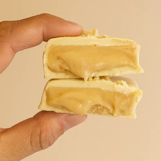 Bono Bom Keto relleno de una cremosa mezcla de mantequilla de maní natural, sin gluten y sin azúcar.