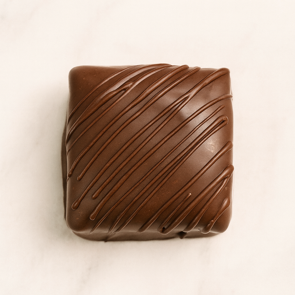 Delicioso alfajor brownie cuadrado relleno de manjar Keto y bañado en chocolate Semi bitter, 80 gr de puro sabor