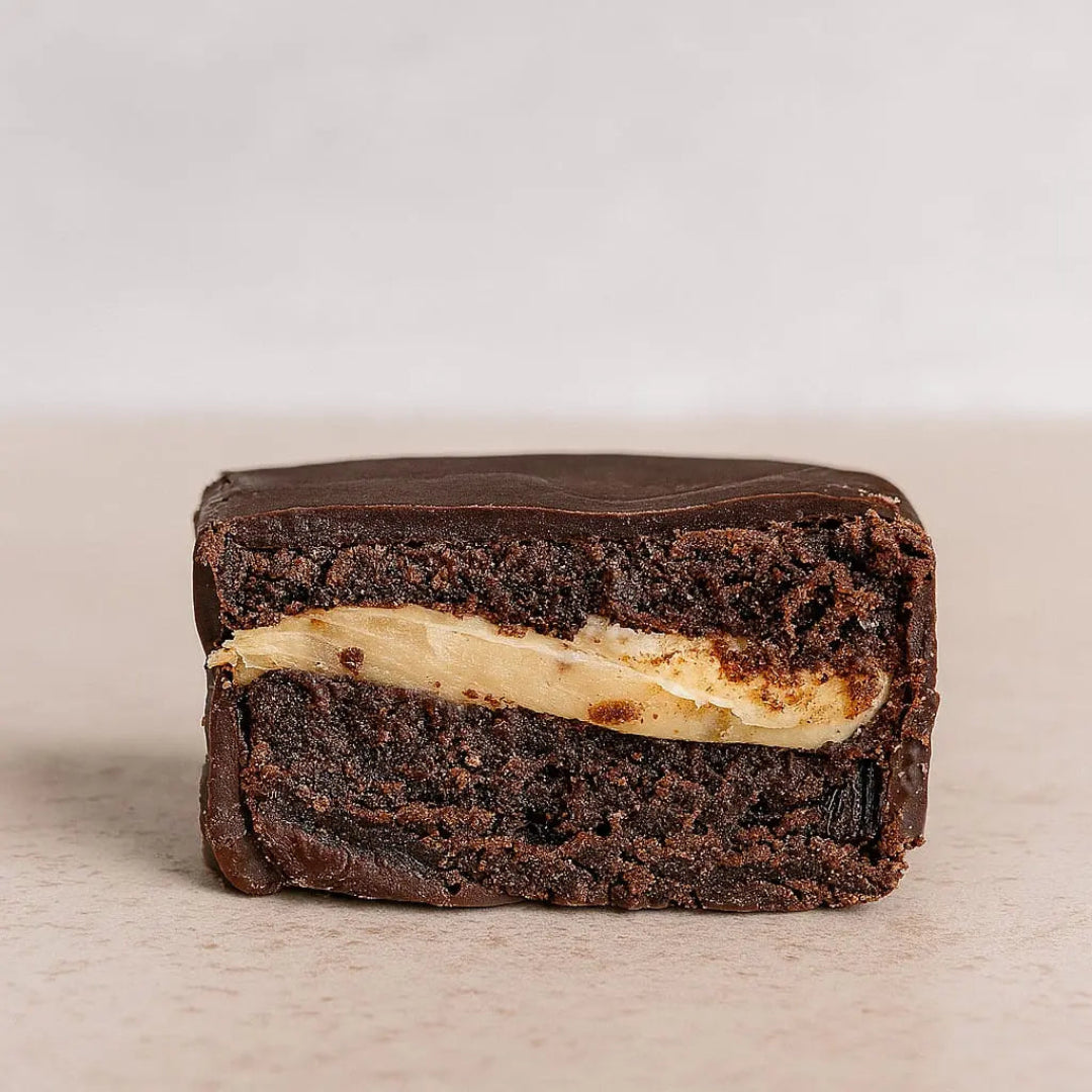 Brownie Alfajor Manjar Keto con relleno de manjar keto, sin gluten y sin azúcar.