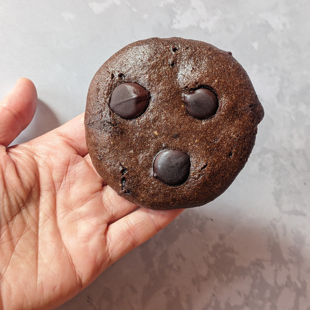 Brownie Cookie Keto sin lácteos, sin gluten y sin azúcar, decorado con chips de chocolate 85% keto 50gr