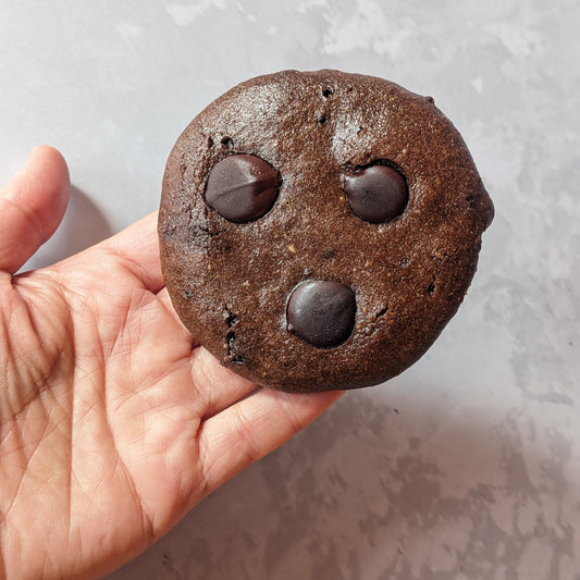 Brownie Cookie Keto sin lácteos, sin gluten y sin azúcar, decorado con chips de chocolate 85% keto 50gr