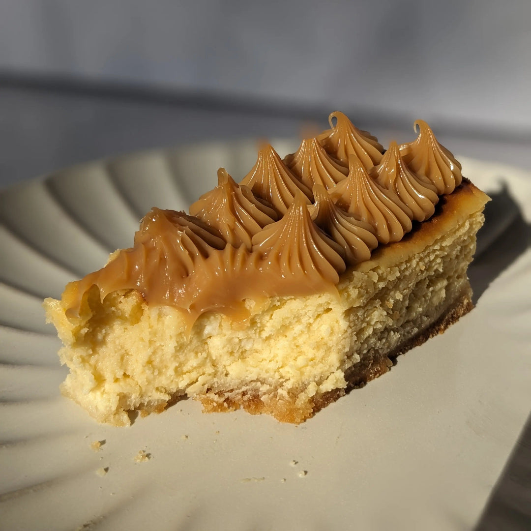 Cheesecake saludable Multisaludable con topping de manjar keto bajo en carbohidratos.