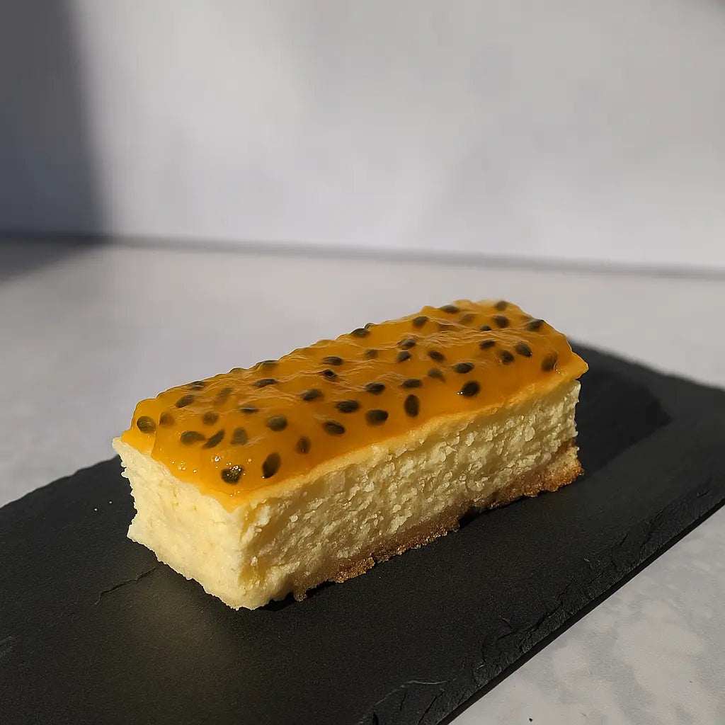 Cheesecake Keto de maracuyá 170 g sin gluten y sin azúcar, con base de almendra.