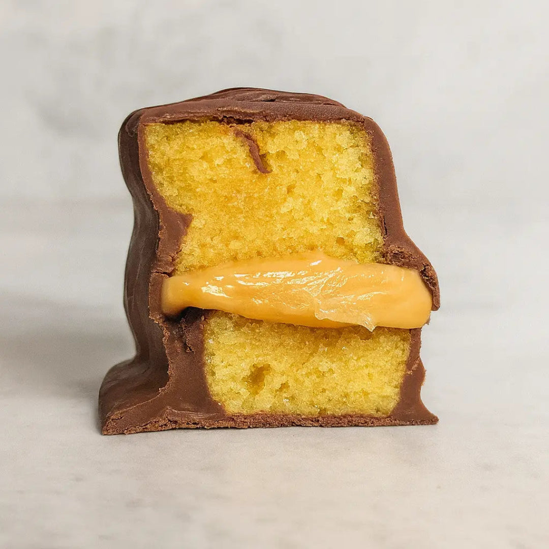 Bizcocho keto de almendra con relleno de manjar keto, bajo en carbohidratos.