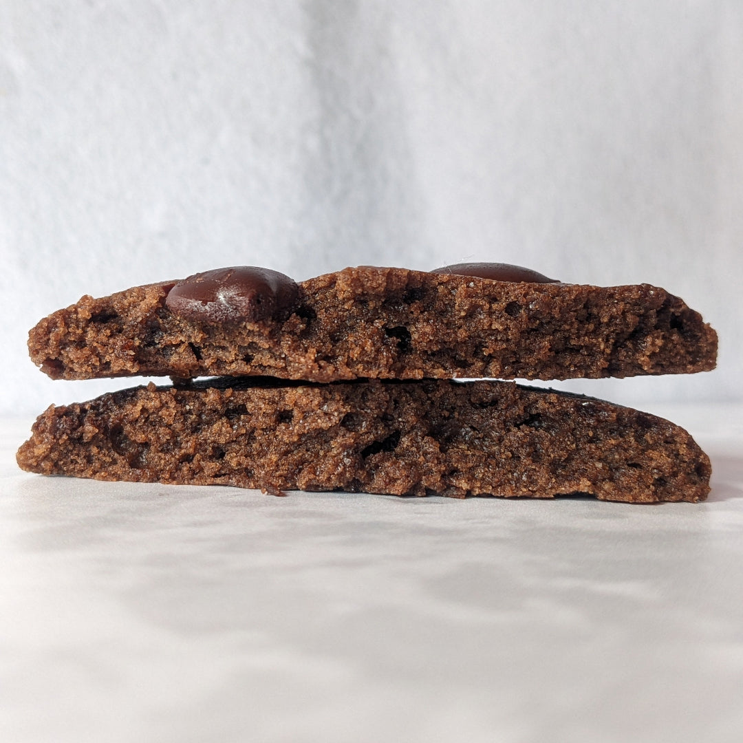 Brownie Cookie Keto sin lácteos, sin gluten y sin azúcar, decorado con chips de chocolate 85%.