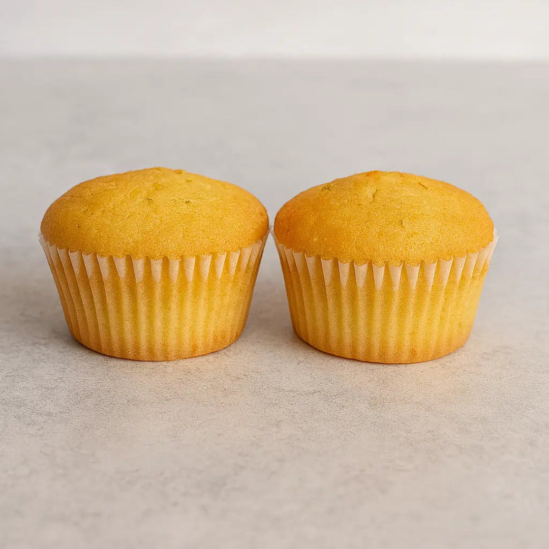 Dos Muffin Keto de limón sin gluten y sin azúcar, elaborado con harina de almendras y endulzado con alulosa 100%