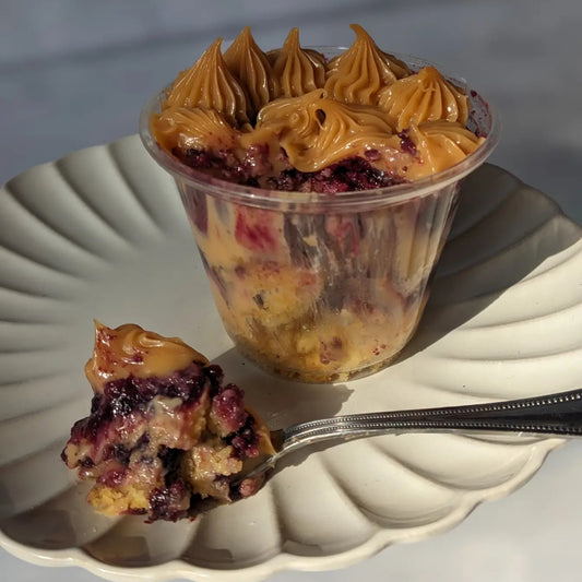Torta Manjar Berries Keto en vaso, sin gluten, sin azúcar y baja en carbohidratos, con topping de manjar cremoso y delicioso